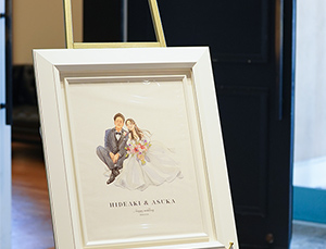 結婚式では似顔絵をウェルカムスペースに飾らせて頂いたところ、
親族や友人から大変好評で「すごく似てる」「すてき」と言ってもらえました。

どこで作ってもらったのか聞かれたのでworld1さんをおすすめさせてもらいました。
また、実際の飾った感じと当日の写真を送らせていただきます。

すこしでもお役に立てたら幸いです。