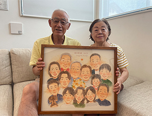 お世話になります。

先日なぎささんの似顔絵を、無事両親なプレゼントすることができました。
非常に喜んでくれました。
全員は集まれませんでしたが、兄夫婦や孫たちはZOOMで参加。
時代を感じますね。

なぎささんに宜しくお伝えください。
ありがとうございました。