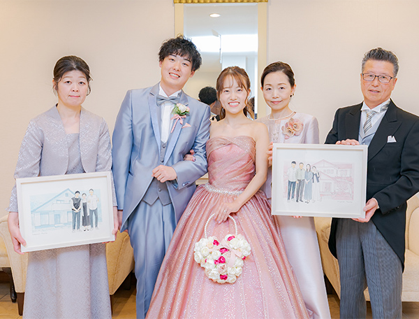 無事に似顔絵が届きました！
とっても素敵で繊細な似顔絵で、想像以上です
毎日主人と共に似顔絵を見て、ほっこりしています！
披露宴で家族に早く渡したい気持ちの反面、いつまでも手元に置いておきたい気持ちもあります◎
nokamiさんに大切な似顔絵を依頼できて、本当に嬉しく思います！


結婚式が無事に終わり、親へ似顔絵をプレゼントすることができました☆
本当に何度見ても素敵な似顔絵で、母は自宅の玄関にある昔私が描いた似顔絵の隣にすぐに飾っていました。
両親だけでなく、ゲストの方々からもとても好評でした！！
改めてnokamiさんにお願いできて良かったですし、両家家族全員の大切な宝物です
本当にありがとうございました！