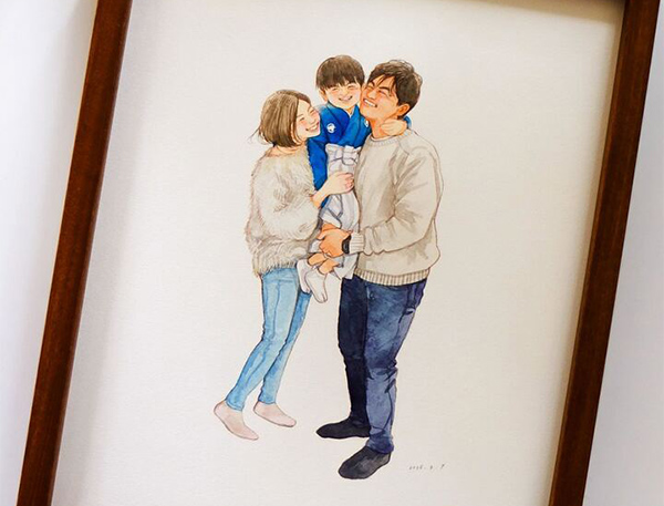 お世話になっております。

お届けいただいた家族の似顔絵とっても素敵でした！
インスタのストーリーでご紹介いただいた時も見るのがワクワクして思わずスクショしてしまいました。

完成品は元の写真よりもっとみんなが楽しそうで、なんだか涙ぐんでしまいました(笑)
フジエ様から直筆のメッセージもいただけてとても良い記念になりました！

本当にありがとうございました。