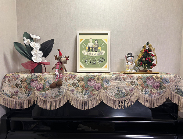 このたびは、とても素晴らしい作品を誠にありがとうございました。
金婚式祝い会食の際に甥っ子姪っ子からサプライズ贈呈してもらいまして、大成功でした。
今回、ancoさんにご依頼させていただき本当に良かったです。

両親共にancoさんの作品に大変感動しておりました！！