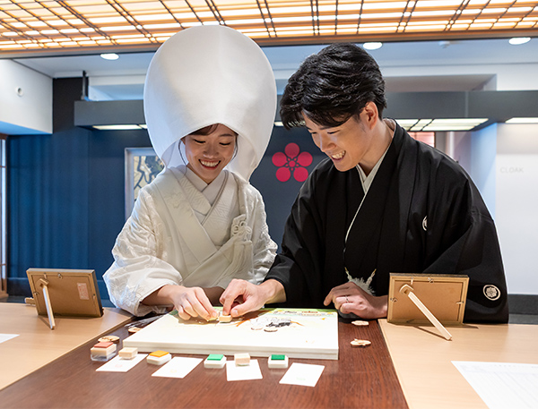 この度は、素敵なウエディングツリーを描いていただき、本当にありがとうございました！
カメラマンさんに撮影していただいた写真と一緒にお送りしたく、 ご連絡が遅くなってしまい申し訳ございません。
10月の結婚式当日、無事にウエディングツリーが完成いたしました
とっても可愛いデザインで、ゲストからも大好評でした。
絵に描いていただいた大阪天満宮の式場スタッフの方も、驚き喜んでくださいました。
anco様の温かくて可愛い絵で、私たち夫婦の趣味や好きな風景、
プロポーズをされた思い出の場所、結婚式を挙げた場所まで詰め込んでいただき、一生の宝物になりました
素敵な作品をありがとうございました
今後のご活躍も心より応援しております。