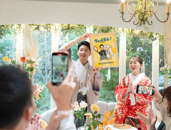 当日は様々な柄のイエローの布（ファブリック）をゲストの皆様に貼り付けていただき、
ファブリックコラージュで結婚証明書を完成させました！
文字のブルーと布のイエローのコントラストがとてもお気に入りです。
また、プチギフトやウェディングケーキのクッキーにも活用させていただきました！
新居にも飾る予定なので、いまからとても楽しみです。
すてきなイラストを描いていただき、本当にありがとうございました！！！