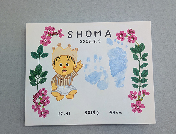 ぐりこさんのキロクボードを注文していました、Yです。

素敵なイラストを本当にありがとうございます。
元気BOYすぎて、手形足形を取るのに本当に苦労しましたが、なんとかできました！
上の方に少しズレてしまいましたが、それも思い出です(^^）

結婚式のウェルカムボードから、娘、息子のイラストを並べて飾ることができて嬉しいです♡