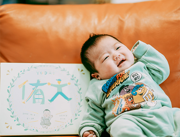 こんばんは。先日は素敵な命名書をありがとうございました。

息子の名前を考える時に姉の名前とリンクした名前がなかなか思いつかず、諦めたのですが
今回姉の命名アートでつかっていただいてる星や筆など、同じモチーフでリンクすることが出来て
私自身すごく嬉しかったです。

家族写真を撮っていただく機会があり、是非命名アートも一緒にとお願いして写真を撮ることが出来ました。
その写真も添えているので是非見てください(^^）

本当に素敵な命名書をありがとうございました！