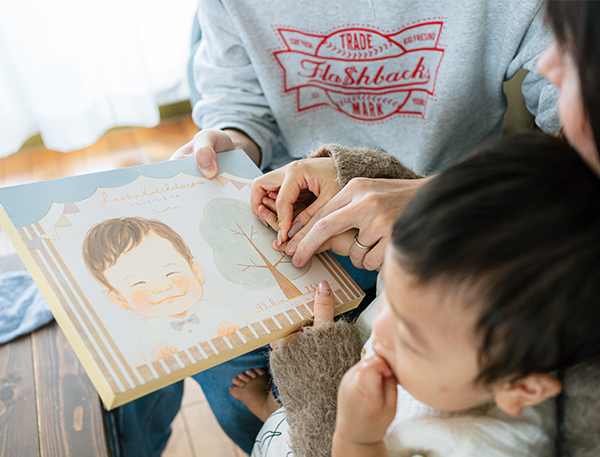おかげさまで長男が1歳の誕生日を迎えることができました。
家族で誕生日会を行い、そのときの様子を写真で撮影したものを
お届けしたいなと思い、ご連絡いたしました！

今は子ども部屋のお気に入りのスペースに飾っていますが、
目に入るたびにかわいくて思わず”にこ”っとしていまいます^^

とても思い出に残る1日となり、これも成長ツリーを
作成してくださったまあこさまと田村さま、
スタッフのみなさまのおかげでございます★
改めて感謝申し上げます！

素敵な作品に出会えて幸せです。
本当にありがとうございました！！！