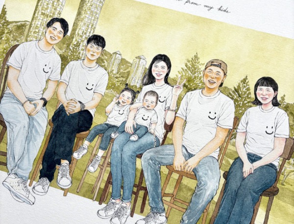 この度は、とても素敵な絵を思い出と一緒に届けてくださり、本当にありがとうございました。
絵が届く日にちょうど、娘親子が遊びに来ており…
4歳の孫は箱の中を開けてみるなり、目を輝かせながら一人ひとり指差しで愛称で呼んでいました。
そして、思い出が蘇って来たようで…確認するようにその時のことを話していました。
これから私たち家族が年月を重ねていくうえで、この絵を見ながら旅の思い出を思い出しながら語り合えることとなると思います。