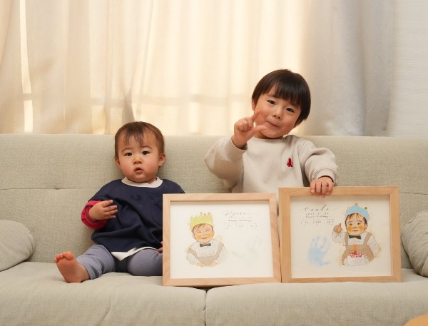 この度は素敵な絵を描いてくださりありがとうございました。
長男の時と同様とても心のこもった絵で、嬉しくてすぐに気に入りました。
本人も一歳ながらに指差して喜んでおりました！
またいつか記念すべき時に描いてもらえることを楽しみにしています。