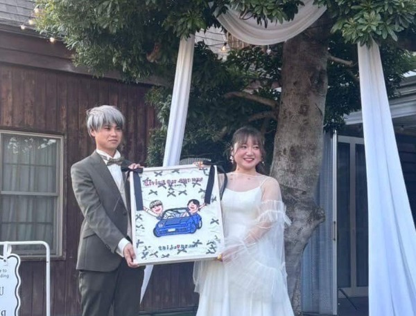 インスタで一目見て結婚証明書は絶対ぐりこさんがいい！と
旦那にゴリ押しした結果ぐりこさんにお願いすることができました！

細かく連絡もとってくださり、私たちの要望も聞いてくださいました☆
完成して届いた商品を開けた時の感動は忘れません！！

もともと可愛くて完璧すぎるくらいの作品が
結婚式でさらにいい作品に仕上がり、一生大切にすると心に決めました(^^）
シールにも印刷して一生物になりました！

また絶対お願いしたいです！