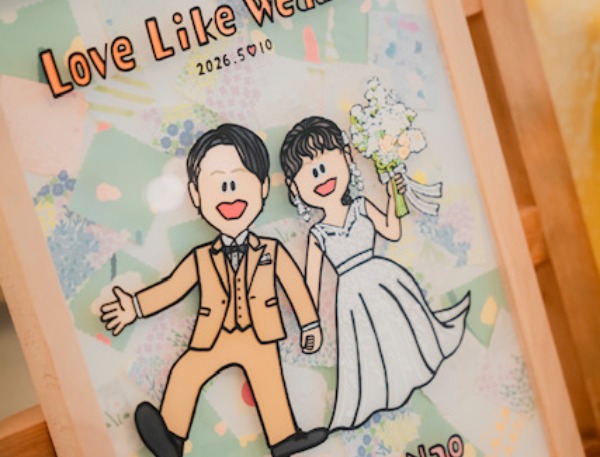 ご無沙汰しております。
先日、無事結婚式を結びました。

とっても可愛いイラストのおかげで
ハッピーな空間を演出することができました。

キャンバスには、ペーパーアートという形で
ゲストに好きな紙を貼ってもらい、
イラストとマッチする唯一無二の仕上がりになりました。

また、プチギフトにもデータを活用させていただきました。

当日の様子の写真を送付させていただきます。
改めてありがとうございました。

作家様にもよろしくお伝えください。