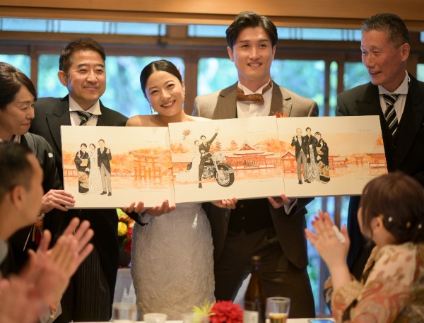 いただきました似顔絵は、新郎新婦のものはウェルカムスペースに飾らせていただき、
両家のものは記念品として贈呈いたしました。
新郎新婦、両家ともにその出来栄えにとても感動しておりました。
一生の思い出に色を添えてくださり、本当にありがとうございました。