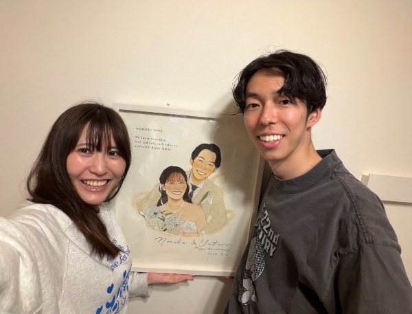 結婚式当日も入り口に飾っていただき、
とても華やいだ雰囲気で、
ご来場の皆さまを歓迎できました。
本人たちも、とても喜んでくれまして、
記念に自宅に飾らせてもらいますとの事。

本当に素敵な絵をありがとうございました。