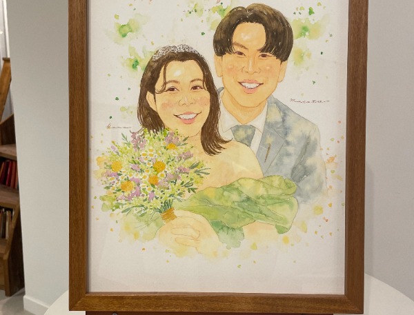 無事絵が手元に届きましたのでご連絡致しました！

絵を拝見しましたが本当に素敵で感動しました。
旦那も私もとても気に入りました。
はちさんの絵もそうですが、
このメールでの丁寧なやりとりも含めて
WORLD1さんのファンになりました！
この度は本当にありがとうございました！

(お式後に)
素敵な絵をありがとうございました。
昨日無事結婚式を挙げることができました。
絵を見て式場スタッフの方や来ていただいたゲストの方にも
すごく良かったといってもらえて私も嬉しかったです！
飾らせていただいた箇所のウェルカムスペースの雰囲気を
お送りさせていただきます！
雰囲気にもぴったりでお願いして間違いなかったと思っております！
