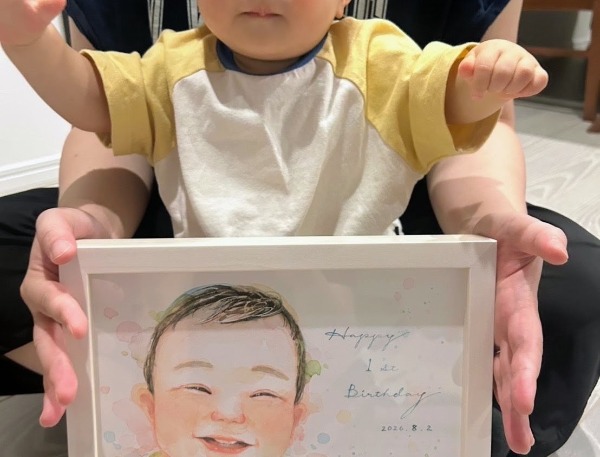 今日息子の誕生日で似顔絵を渡しました！
まだ1歳なので自分の似顔絵だと認識はしていないと思いますが、
絵を見た瞬間すごくニコニコしていて、とても優しい空気に包まれていました！

大好きな絵が我が家にまた一枚増えて嬉しいです！
素敵な誕生日を彩ってくださりありがとうございました！
息子が大きくなって、この絵が自分の似顔絵だと
わかるときの反応が楽しみです！
また節目のときはどうぞよろしくお願いします(^^)