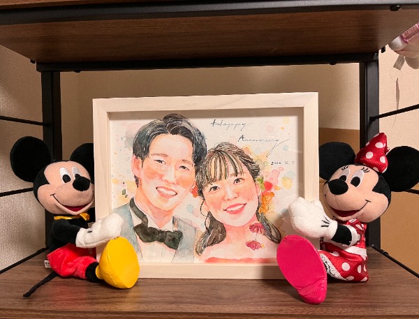 とても素敵な作品で、一目見て感動しました。
彼も絵を見てとても喜んでくれました。
似顔絵は部屋に飾り、毎日眺めています。
結婚して1年という節目に、とても素敵に私達2人の似顔絵を描いていただき、ありがとうございました。
これからも思い出と共に今回描いていただいた絵を大切にしていきたいと思います。