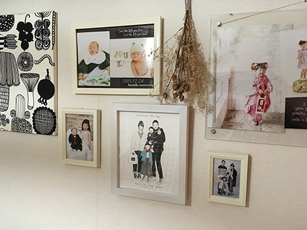「家族写真の並ぶ部屋に仲間入りした似顔絵」 るつ