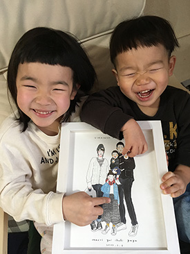 「家族写真の並ぶ部屋に仲間入りした似顔絵」 るつ