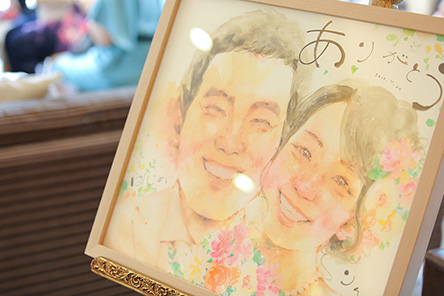 「陽だまりの中にいるような幸せな笑顔の2人の似顔絵」 マッキー