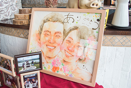 「陽だまりの中にいるような幸せな笑顔の2人の似顔絵」 マッキー