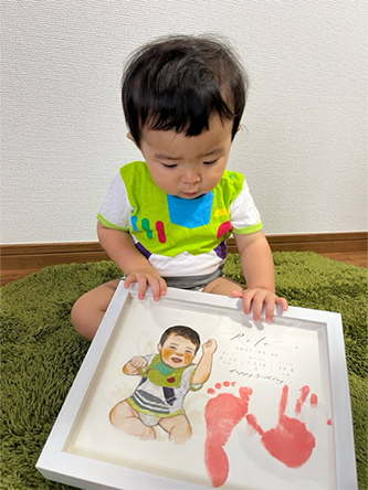 「自分の似顔絵を不思議そうに指差していました（笑）」 ebisu