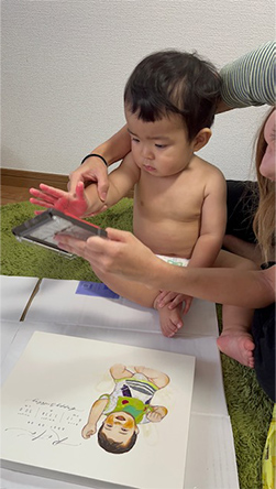 「自分の似顔絵を不思議そうに指差していました（笑）」 ebisu